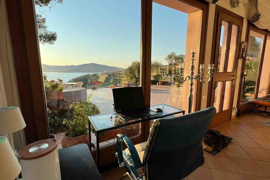 Villa Mit Whirlpool Und Phantastischer Aussicht 卡波利韦里 外观 照片